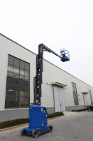 Plateforme élévatrice verticale électrique en acier avec mât articulé Berui AMWP13 7100, style chariot élévateur, pour des besoins d'application polyvalents sur site