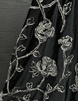 Tissu en velours noir en polyester de poids moyen avec broderie 3D de fleurs pour abaya d'hiver et vêtements de mariage