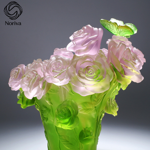 Vase à roses en verre artisanal Contem, sculpture en relief papillon en Liuli Pâte de Verre pour la décoration d'hôtels haut de gamme et les cadeaux d'entreprise - Product Image 2