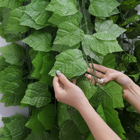 Venta al por mayor plantas de seda de hoja perenne vid artificial verde hoja de arce hiedra vid de uva para la decoración de la boda del hotel de la oficina en casa