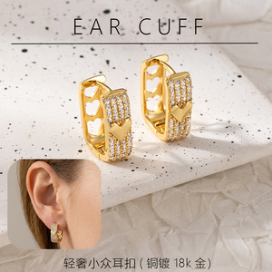 Pendientes de circonita en forma de U, chapados en oro, minimalistas y modernos para mujer - Product Image 5