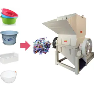Le broyeur d'automatisation classique traite divers récipients en plastique ménagers pour recycler le plastique