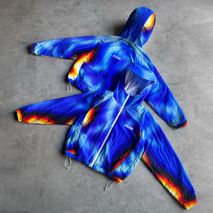 Chaqueta cortavientos personalizada para hombre, fabricada en nailon con cierre de cremallera, tejido softshell, diseño con estampado digital completo. - Product Image 1