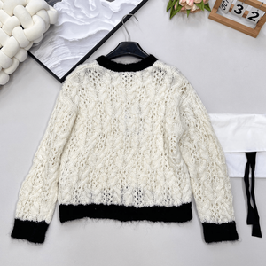 เสื้อสเวตเตอร์คอกลมแบบถักลายเคเบิ้ล แต่งขอบด้วยผ้าถักลายตัดกัน เหมาะสำหรับใส่ลำลองและใส่ทำงาน - Product Image 2