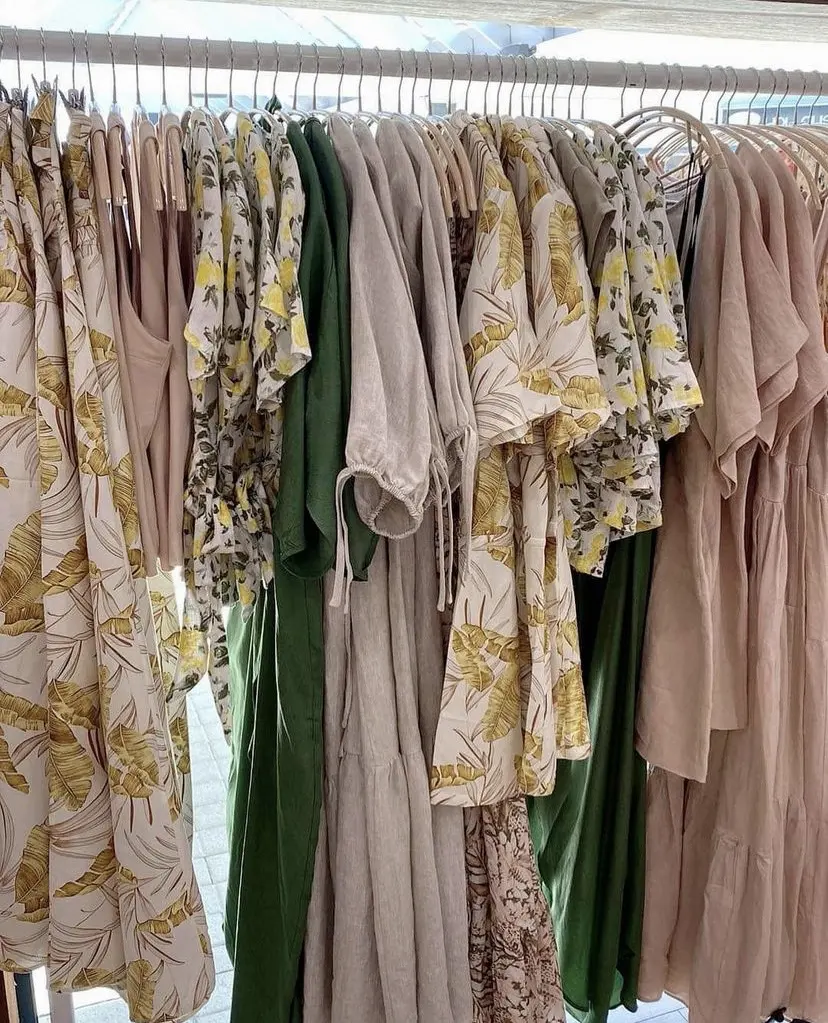Kleiderbügel für Instagram Bekleidungs geschäft Sommer New Style Halbarm Kleid Frau Kleidung Damen Freizeit kleider