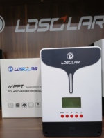 Usine automobile 80A 100A 12V 24V 48V Prise en charge de plusieurs types de batterie au lithium Prise en charge de la communication Bt/WIFI Mppt Contrôleur solaire