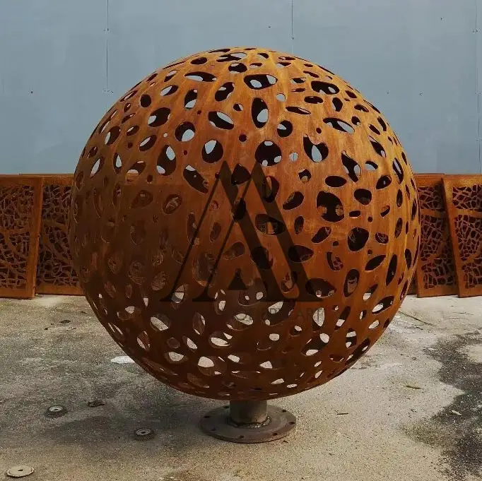 カスタムガーデン屋外像Escultura De Bola Oca Esculpida Em Aco Corten Metal Hollow Corten Steel Ball Sculpture