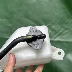 Serbatoio di accumulo <span class=keywords><strong>liquido</strong></span> del <span class=keywords><strong>radiatore</strong></span> 16470-0V100 16470-25041 16470-25042 per TOYOTA CAMRY - Product Image 3