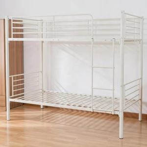 Lit superposé en métal commercial, double sur double, cadre en acier vert, résistant, capacité de charge 300 kg, barrières de sécurité, échelle, pour dortoirs d'étudiants, hôtels - Product Image 1