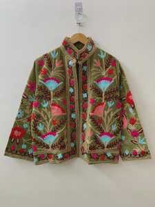 เสื้อคลุมกำมะหยี่หรูหราแบบสั้น ปักลายซูซานี ทำมือ ระบายอากาศได้ดี บุด้วยผ้าฝ้ายทอ ผู้ผลิต OEM ส่งออกจากอินเดีย - Product Image 1