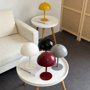 Lámpara de Mesa Decorativa Estilo Mid-Century Ecológica con Forma de Hongo, Pantalla de Cristal Gris en Forma de Cúpula, Alimentación CA, LED, Marco Metálico Pequeño, Luz Blanca Cálida de 3000K - Product Image 1