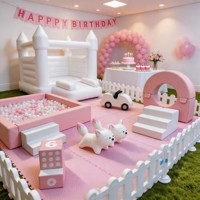 Ensemble d'équipements de jeux gonflables commerciaux rose et blanc avec château gonflable, piscine à balles et structure d'escalade en mousse pour la location d'événements et de fêtes