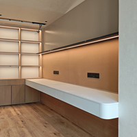 Meuble de rangement ouvert avec tiroirs, portes et double bureau intégré, doté d'éclairage LED
