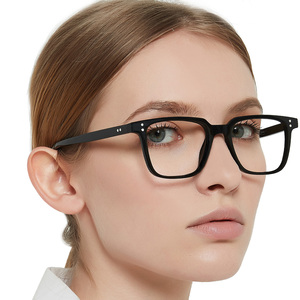 Gafas Retro de Montura Cuadrada Negra Extra Grandes para Mujer, Ligeras, con Protección Anti-Luz Azul y Detalles Metálicos - Product Image 3