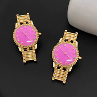 Boucles d'oreilles clous en forme de cadran de montre au style audacieux et unique. Grande montre dorée au design élégant, disponible en plusieurs couleurs. Boucles d'oreilles en forme d'horloge NE0126