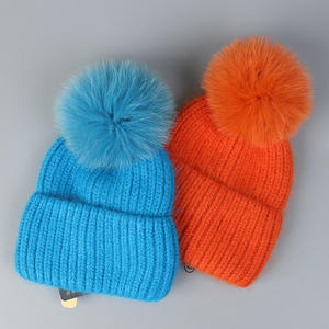 Bonnet en laine de fourrure de lapin d'hiver 2025 avec pompon, protection des oreilles épaissie, bonnet en tricot uni élégant avec pompon - Product Image 2