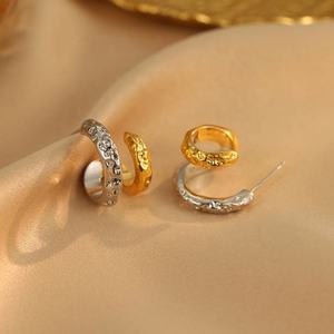 Boucles d'oreilles clous géométriques en zircon à motif marteau creux bicolore rétro français, argent S925 plaqué or, mode haut de gamme pour femmes - Product Image 3