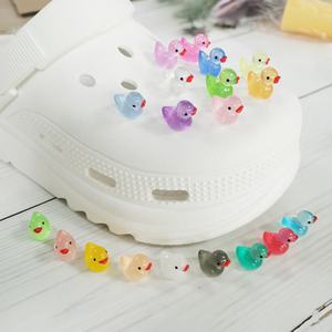 <span class=keywords><strong>Comprar</strong></span> nuevo estilo brillante en la oscuridad pequeño <span class=keywords><strong>pato</strong></span> zapato encantos para zapatillas resina DIY accesorios 3D luminoso pequeño <span class=keywords><strong>pato</strong></span> zapato Decoración - Product Image 2