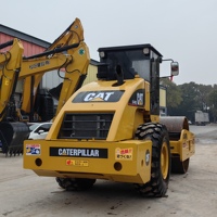 Compactadora Vibratoria de Un Solo Tambor Usada CAT CS-683E, Motor Diésel, 129KW de Potencia, 18 Toneladas, 45% de Gradabilidad, Bomba de Fuerza Excitante de 332KN