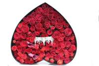 99 roses enveloppées dans une grande boîte-cadeau en forme de cœur de fleurs et de fruits, papier noir enduit avec une forme pliée, boîte vide pour fleurs