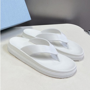 Chanclas de hombre de alta calidad, color blanco sólido, suela de EVA antideslizante, punta abierta, clásicas, de lujo, de diseñador. - Product Image 1