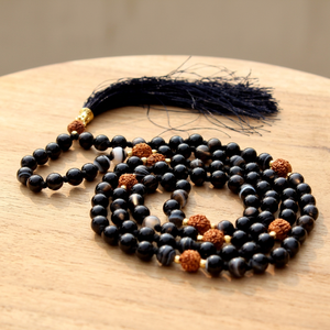 Collier Mala 108 perles en Agate Noire Rudraksha, noué à la main avec pompon, perles de prière, yoga, méditation, vente en gros Inde - Product Image 1