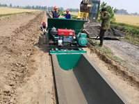 Machine de fabrication de fossé de drainage d'eau gouttière de fossé latéral de route faisant des canaux d'irrigation pour les terres agricoles Type personnalisé