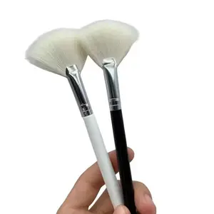 Custom Ultra Soft Bristle Fluffy White Goat Hair Medium Fan Makeup Brush for Highlighter Highlighting Fan Brush