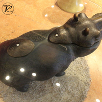 Table basse créative moderne en fibre de verre en forme d'hippopotame avec dessus en verre rond