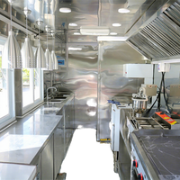 Remorque alimentaire mobile carrée de 16 pieds avec graphismes flamme, autocollants personnalisables, trois friteuses, ventilateur centrifuge, en acier inoxydable et isolée