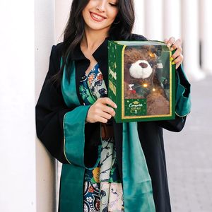 Set de Regalos de Graduación 2025: Oso de Peluche, Flor Artificial, Tarjeta de Felicitación, Decoraciones Verdes para Fiesta de Graduación - Product Image 4