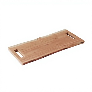 Plateau de service artisanal avec poignées, design robuste, planche à découper en bois pour la cuisine, usage polyvalent, compatible avec les aliments. - Product Image 1