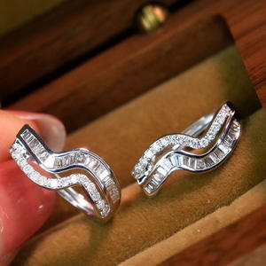 Orecchini E3133 in Oro Bianco con Diamanti Taglio Baguette, Stile Classico da Sposa per Donne, Diamanti Naturali Colore D - Product Image 3