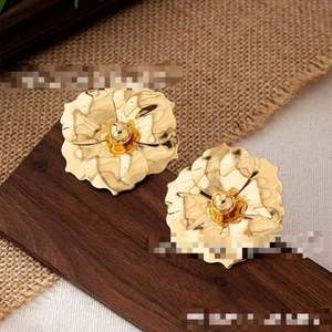 Pendientes Largos Bohemios Dorados de Moda, Novedad 2024, Venta al por Mayor, Textura Metálica Retro, Geométricos, Chapados en Rodio, con Forma de Flor, para Regalo - Product Image 4