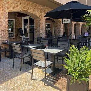 Moderne restauranttafel en -stoelenset, commerciële kwaliteit, aluminiumlegering, teakhout, kunststof, waterdicht, geschikt voor hotels en patio's. - Product Image 1