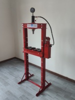 Presse d'atelier hydraulique pour garages et ateliers de réparation professionnels avec cadre en acier robuste et table de travail réglable