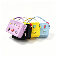 Pochette cosmétique miniature personnalisée, étanche, portable, en silicone, avec breloques décoratives personnalisées, sac de rangement pour articles de toilette de voyage