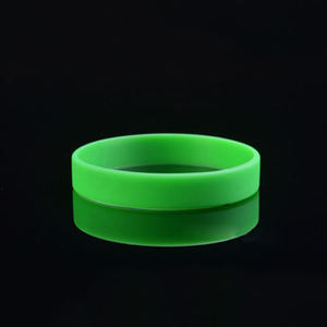 Bracelets personnalisés en silicone mince Bracelets vierges promotionnels en caoutchouc personnalisés avec logo imprimé pour les événements - Product Image 2