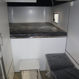 Remorque à chevaux double Elite Custom Straight Load avec armoire intégrée pour le transport équin en UE - Product Image 3