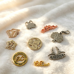 Badge en laiton martelé, fabriqué sur mesure, pour pochette rétro, insigne de mode gaufré - Product Image 4