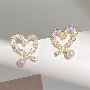 E2041 Orecchini pendenti a forma di cuore in oro con perle finte e cristalli per gioielli da donna in stile romantico da matrimonio - Product Image 1