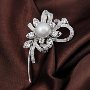 Broche de aleación con incrustaciones de diamantes al por mayor, flor de pecho nupcial de <span class=keywords><strong>boda</strong></span> de mano para mujer, flor de pecho de perla blanca para mujer - Product Image 5