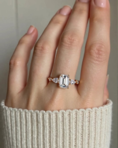 Fabricant de bijoux Luster, bagues de fiançailles et de mariage de luxe en or rempli 10K/14K/18K avec diamants de laboratoire taille émeraude, bijoux personnalisés - Product Image 1