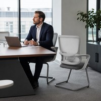 Chaise d'invité en maille à dossier lamellé avec accoudoirs à boucle fixe, empilable, base chenille, pour formation, réception et conférence