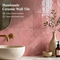 Carrelage mural artisanal en céramique rose nacré de luxe, surface ondulée irrégulière, 65x200mm, pour mur d'accentuation de hall d'hôtel