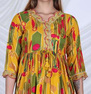 Sharara con peplum y dupatta de encaje de Nazmeen - Product Image 6