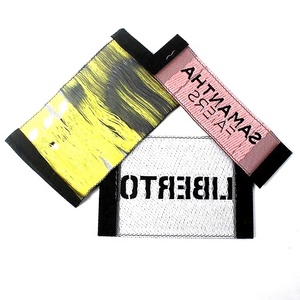 Alta densidad de encargo al por mayor de logotipo negro final doble cuello máquina de etiquetas para ropa - Product Image 5