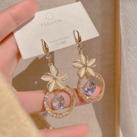 Anting bunga temperamen trendi anting-anting pernyataan berlian imitasi mode anting-anting emas menjuntai indah