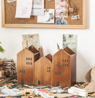 Organisateur de bureau de luxe en bois teinté en forme de maison pour l'organisation de suite de direction, grand présentoir de papeterie de bureau