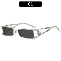 Lunettes de soleil punk cloutées pour femme, monture monobloc surdimensionnée, style rétro Y2K, tendance streetwear, protection UV400, collection 2026